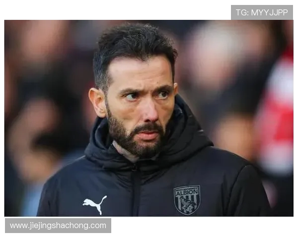 西布朗与谢周三同穿白色球裤导致场上球员辨识困难 西布朗与谢周三同穿白色球裤导致场上球员辨识困难