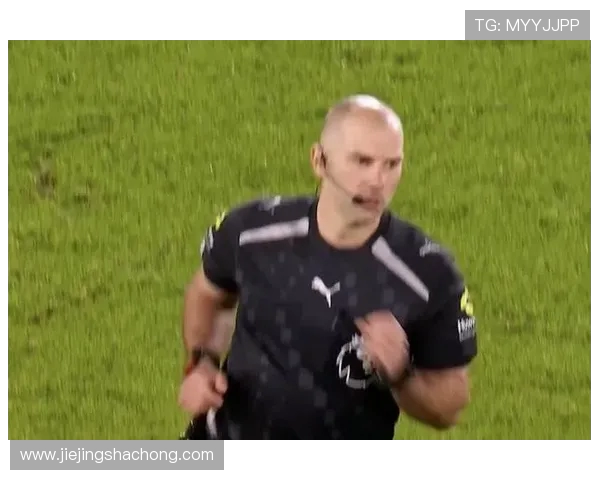 小蜜蜂挑战利物浦主裁胡珀腿筋受伤 第四官员下半场接替执法