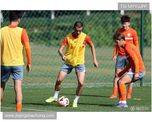 穆斯利奇称沙尔克永不孤战全队留守当地全力备战即将到来联赛新程